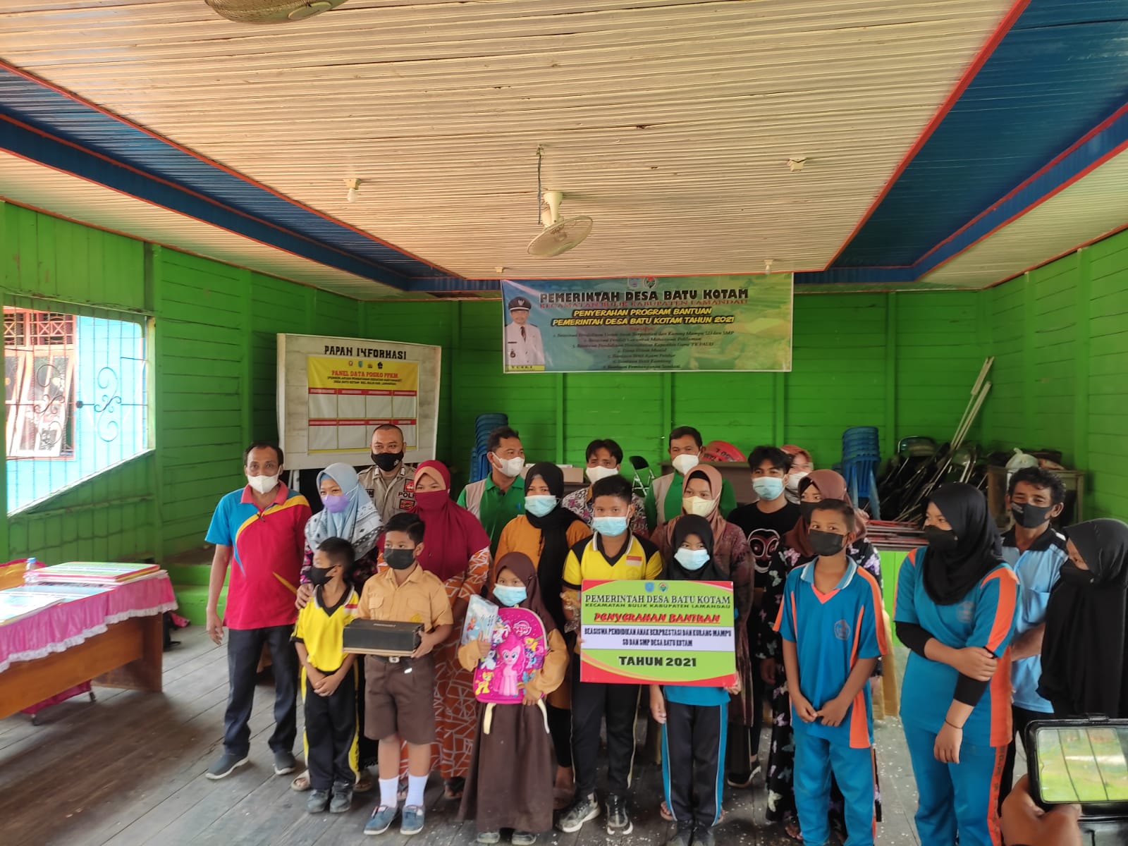 MELALUI DANA DESA, PEMERINTAH DESA BATU KOTAM SALURKAN BEASISWA KEPADA  SISWA SD, SMP, MAHASISWA POLILAMAN DAN TENAGA PENDIDIK